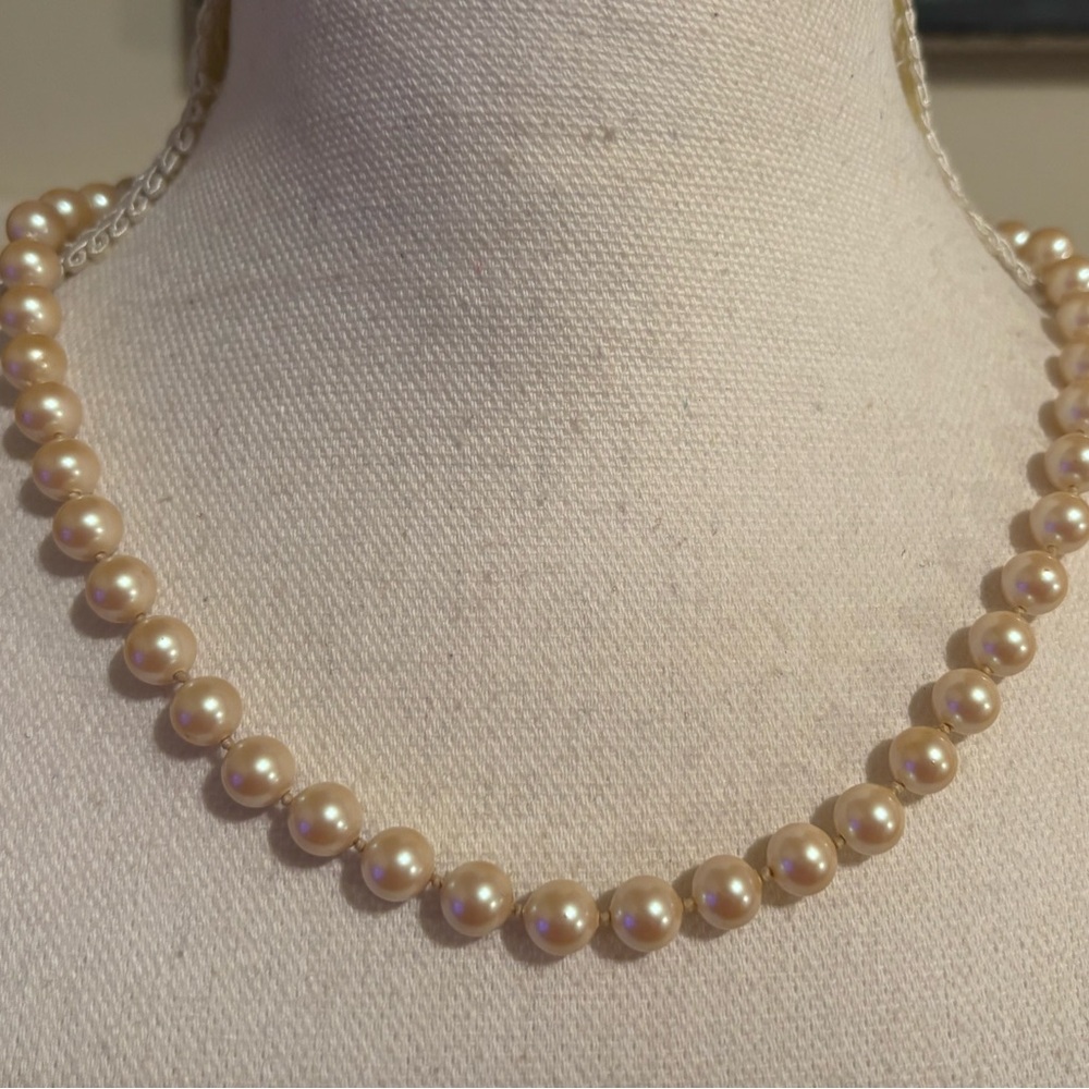 Signed Monet Cream Faux Pearl knotted Necklace.Timeless & Elegant - Picture 4 of 16